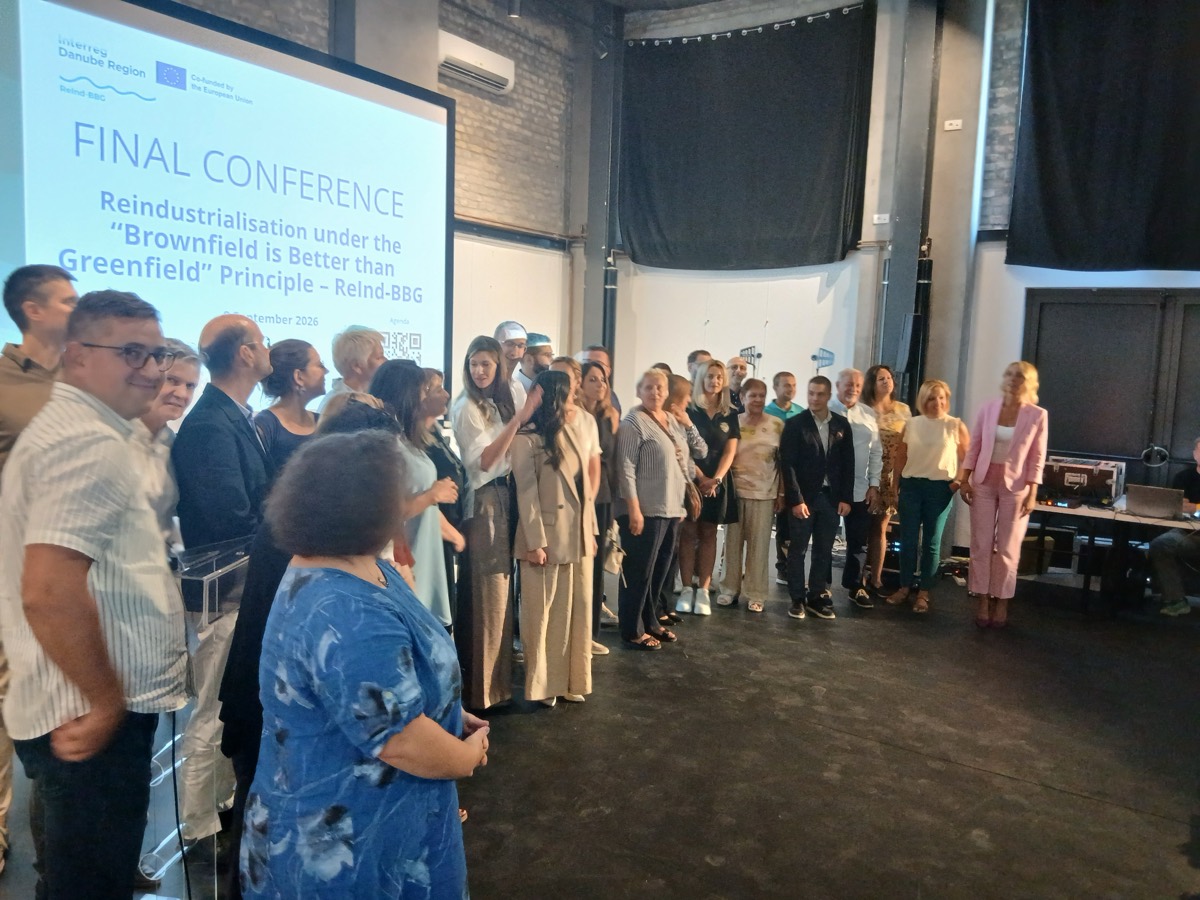 Učesnici završne konferencije ReInd-BBG projekta okupljeni ispred prezentacijskog ekrana s naslovom 'Final Conference — Reindustrialisation under the Brownfield is Better than Greenfield Principle'